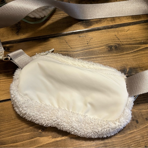 Lululemon Sherpa Belt Bag 1L - Picture 2 of 3